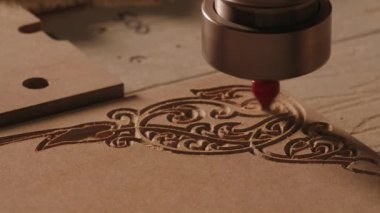 Tahta çarşafa geometrik desenler oymak ahşap fabrikasında küçük matkapla, makro manzaralı. Yaratıcı. Tahta torna makinesi detayları işliyor talaş tozu yaratıyor
