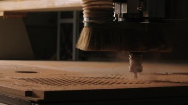 İğneyle odun kesme makinesi. Yaratıcı. Ahşap oyma için iğneli makine. Otomatikleştirilmiş ahşap oymalı fabrika makinesi..