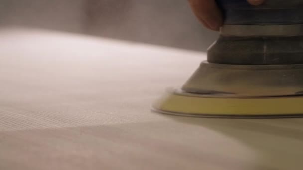 Mãos Artesão Polimento Mesa Madeira Com Máquina Criativa Homem Carpinteiro — Vídeo de Stock