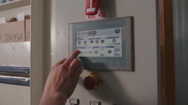 ボタンが付いている産業パネルをクリックする労働者の閉鎖 クリエイティブ 産業機械のための現代制御パネル 工場で装置を制御するためのボタンが付いている電子パネル — ストック動画