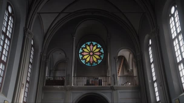 Geslepen Glas Rond Raam Kerk Actie Prachtig Interieur Van Gotische — Stockvideo