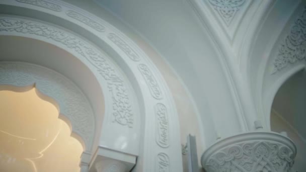 神殿の壁に白いパターン シーンか 寺院の壁に白いパターンの美しいレリーフ 壁に白いパターンを持つムスリム寺院の内部の詳細 — ストック動画