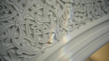 Tapınağın duvarlarında beyaz desenler var. Sahne. Tapınağın duvarlarında beyaz desenli güzel kabartmalar var. Duvarlarında beyaz desenler olan Müslüman tapınağının iç detayları.. 