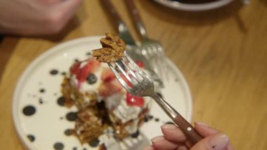 Lezzetli yemeklerle buluşan çiftin yakın çekimi. Stok görüntüleri. Akşam yemeği için restoranda lezzetli yemekler ve tatlılar. Çiftler akşam restoranda tatlı yiyorlar.. 