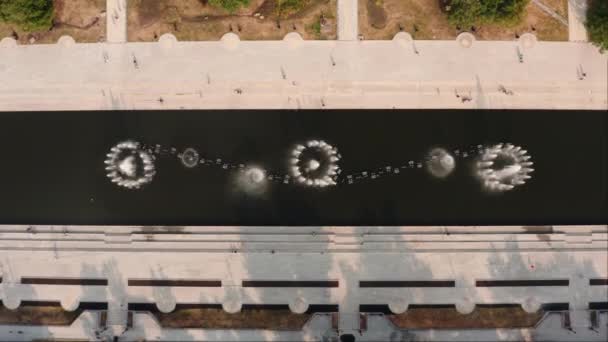 Městský Kanál Náspem Fontánami Záběry Skladu Krásný Výhled Shora Řeku — Stock video