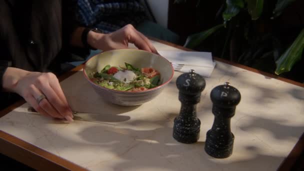 Gros Plan Femme Qui Mange Salade Avec Poisson Dans Café — Video