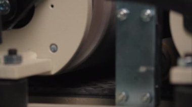 Fabrikada daimi üretim. Yaratıcı. Özel hızlı makineler ve mobilya üreten mühendislerin yardımıyla çalışmak. Yüksek kalite 4k görüntü