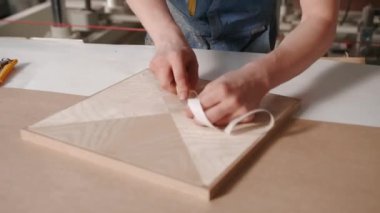 Özel bir fabrikada mobilya dekorasyonu. Yaratıcı. Dekoratif resim yapan insanlarla mobilya yapmak. Yüksek kalite 4k görüntü