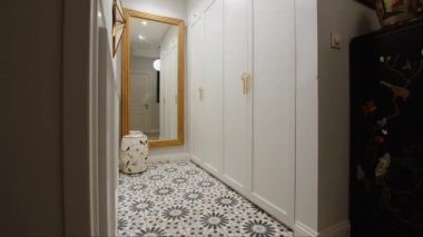 Güzel, modern apartman koridorunun içi. Yaratıcı. Konforlu ve rahat dairenin içine bak