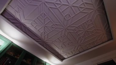 Süs desenli beyaz tavan. Yaratıcı. Dekoratif apartman ögeleri