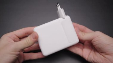 Telefon için güç kaynağına yakın çekim. Başla. Şarj etmek için yeni beyaz güç kaynağı. Yeni telefon güç kaynağını açıyorum. Akıllı telefon aksesuarları. 