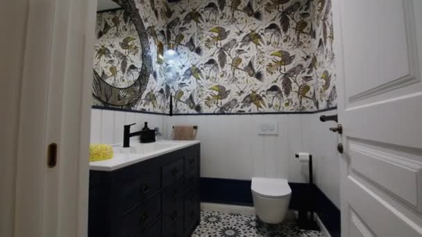 Modern Banyosu Yaratıcı Çiçek Desenli Beyaz Duvar Kiremitleri Kuşlar — Stok video