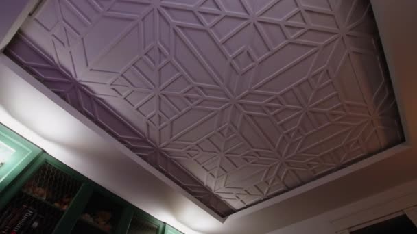 Weiße Decke Mit Ornamentalem Muster Kreativ Dekorative Wohnelemente — Stockvideo