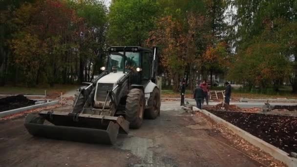 Traktor Mit Arbeitern Stadtpark Clip Arbeiter Mit Traktoren Graben Boden — Stockvideo
