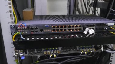 Elektronik ekipman. Stok görüntüleri. İşlem için özel konnektörlere çeşitli kablolar takıldı. Yüksek kalite 4k görüntü