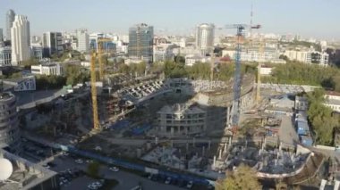  Endüstriyel bir şehir. Stok görüntüleri. Evleri, otoparkları ve inşaatı olan büyük bir Avrupa şehrinin kuş bakışı görüntüsü. Yüksek kalite 4k görüntü