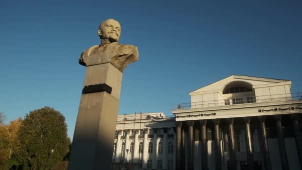 Leninmonumentet Klipp Staty Lenins Huvud Gatan Nära Universitetet Och Parker — Stockvideo