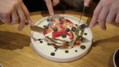 Tatlı tabağı. Stok görüntüleri. Lokantada içinde krema ve doğal böğürtlen bulunan son yemeğin güzel bir sunumu. Yüksek kalite 4k görüntü