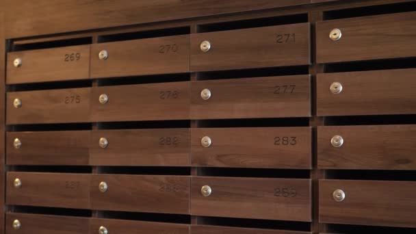 Κλείσε Μεταλλικά Γραμματοκιβώτια Στην Είσοδο Του Σπιτιού Στικ Κλειστά Γραμματοκιβώτια — Αρχείο Βίντεο