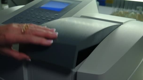 Alemanha Berlim Maio 2023 Uma Impressora Funcionamento Clipe Uma Máquina — Vídeo de Stock