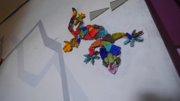 Großaufnahme Einer Eidechse Aus Mosaikfliesen Der Wand Eines Schmalen Langen — Stockvideo