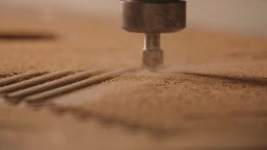 Tahtadaki desenler için makineye yakın çekim. Yaratıcı. Tahta yüzeyinde iğne kesen endüstriyel bir makine. Otomatik makine tahtaya desenler oyar. 