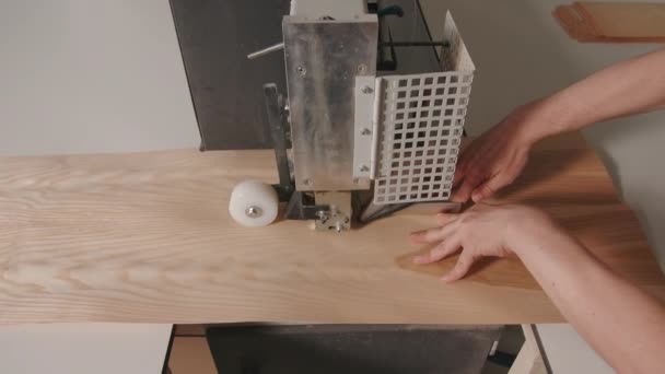 Zbliżenie Pracownika Cięcia Deski Drewnianej Maszyną Kreatywny Domowej Roboty Urządzenie — Wideo stockowe