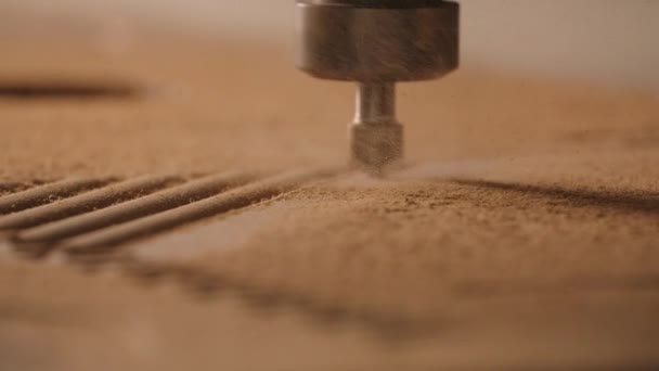 木のパターンのための機械のクローズアップ クリエイティブ 木板の表面の切断針が付いている産業機械 自動化された機械は木のパターンを彫ります — ストック動画