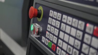 İşçi elinin çok düğmeli küçük kontrol paneline dokunuşunu kapat. Medya. Fabrikadaki bilgisayar ve makineler, el ile kırmızı düğmeye basma, nükleer savaş kavramı.