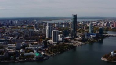 Modern binaları ve nehri olan güzel şehir manzarası. Stok görüntüleri. Yaz günü nehir ve binaları olan güzel bir şehir. Ufkun arka planında modern şehirde nehir. 