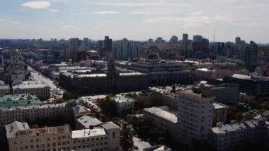 Güneşli bir yaz gününde modern şehrin en güzel manzarası. Stok görüntüleri. Yaz günü büyük şehrin güzel manzarası. Mimari ve binalar büyük şehrin merkezinde.. 