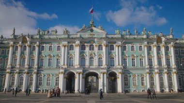 Eski sarayın güzel cephesi. Başla. Güneşli yaz gününde antik saray cephesi. St. Petersburg Hermitage 'ın eski binasının güzel mimarisi. 