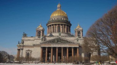 Kubbeleri ve sütunları olan antik katedralin güzel manzarası. Başla. Sonbaharda tarihi şehrin ana tapınağının cephesi. St. Petersburg 'daki St. Isaacs Katedrali' nin güzel mimarisi.. 