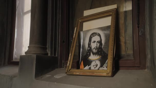 Icono Viejo Habitación Abandonada Acción Imagen Jesús Con Marco Habitación — Vídeo de stock