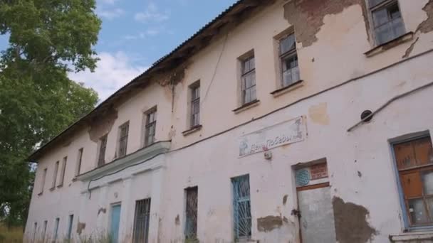 Vista Una Antigua Casa Abandonada Con Yeso Caído Clip Hierba — Vídeo de stock