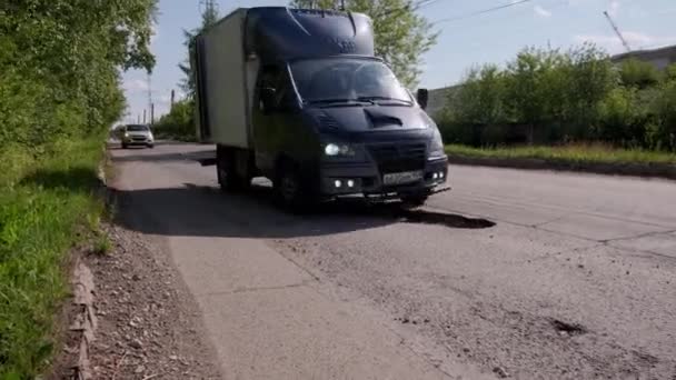 セルビア ベオグラード 2023年5月29日 小さな都市と運転車のバンプの狭い道 クリップ 小さな資金で小さな町に住むコンセプト — ストック動画