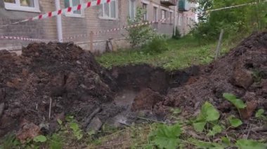 Evin önünde, arkasında çimenler olan kirli bir çukur kazdık. Şarjör. Şehir haberleşmesinin onarım çalışmaları