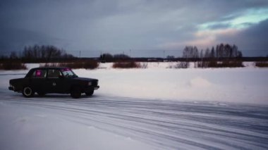 Sırbistan - Belgrad, 29 Aralık 2022: Kış kayması, kış yarışı, buzdaki arabalarla profesyonel kayma. Şarjör. Patinajda arabalar