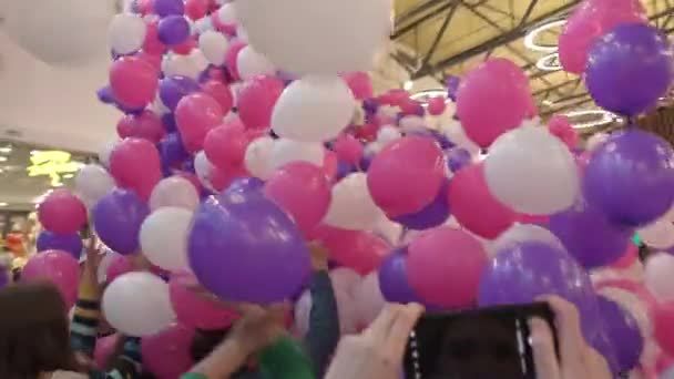 ニューヨーク 2023年5月3日 多くのピンクとライラックの気球がショッピングセンターで人々の群衆に落ちる クリップ ショッピングモール開設 — ストック動画