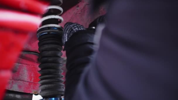 Großaufnahme Eines Automechanikers Bei Der Arbeit Winter Warmer Kleidung Clip — Stockvideo