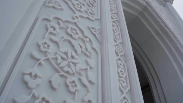 Piękne Białe Wzory Muzułmańskiej Świątyni Scena Zbliżenie Kwiatowy Relief Wzorzec — Wideo stockowe