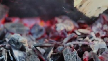 Izgara için kömür yakın çekim. Kavram. Izgarada pişirmek için siyah kömür yakıyorum. Kömürler yanıyor ve yanıyor. Barbekü ve ızgara sezonu.