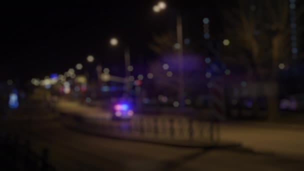 Defokussierung Der Straße Mit Polizeiauto Konzept Nachtstraße Mit Streifenwagen Der — Stockvideo