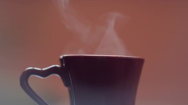 Sıcak çayla bardakları yakın plan çek. Kavram. Sıcak çay ya da kahveli güzel bir çift fincan. Sıcak içkisi olan çiftler için sıcak bardaklar. 