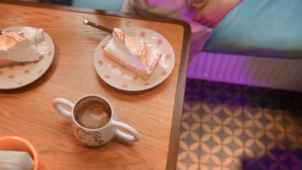 Torte Formaggio Crostata Limone Cacao Dolce Latte Sul Tavolo Caffè — Video Stock