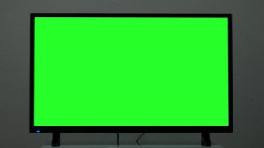 Oturma odasında yeşil ekran TV. Kavram. Reklam için krom anahtar ekran