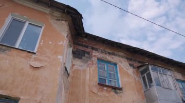 İki katlı evler. Şarjör. Yeşil yaz caddelerinde avluda duran küçük yıkılmış evler gökyüzüne karşı ateş ediyorlar. Yüksek kalite 4k görüntü