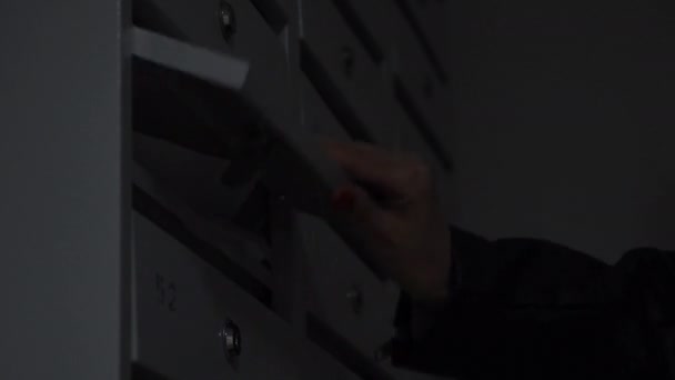 Evin Girişindeki Yeni Metal Posta Kutularını Kapat Kavram Kadın Elleri — Stok video
