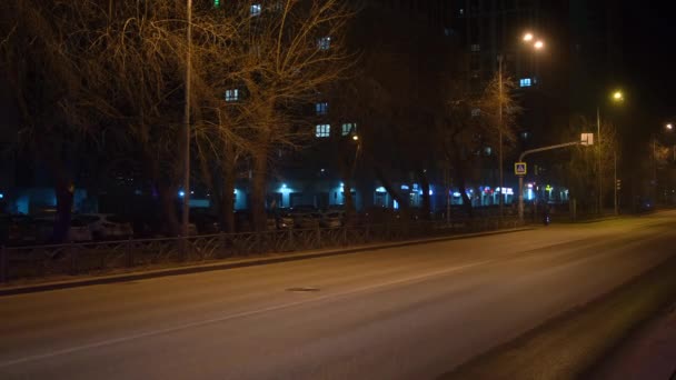 Night City Straat Met Een Bewegende Politieauto Met Knipperende Lichten — Stockvideo