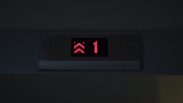 显示电梯向上移动 指示带红色箭头通过的楼层编号 Led显示屏 — 图库视频影像
